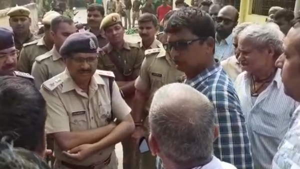 सुल्तानपुर। यूपी के अमेठी जिले में पीपरपुर थाना व क्राइम ब्रांच की कस्टडी में व्यवसाई की मौत हो गई थी। पुलिस ने देर रात प्रतापगढ़ जिले के अंतू स्थित यूको बैंक में लगभग 27 लाख की हुई लूट से जुड़ा मामले में पुलिस ने सत्यप्रकाश शुक्ला को उठाया था। परिजनों ने अमेठी क्राइम ब्रांच पर हत्या का आरोप लगाया था। इसके चलते उन्होंने अस्पताल परिसर में खूब हंगामा काटा। सुल्तानपुर। यूपी के अमेठी जिले में पीपरपुर थाना व क्राइम ब्रांच की कस्टडी में व्यवसाई की मौत हो गई थी। पुलिस ने देर रात प्रतापगढ़ जिले के अंतू स्थित यूको बैंक में लगभग 27 लाख की हुई लूट से जुड़ा मामले में पुलिस ने सत्यप्रकाश शुक्ला को उठाया था। परिजनों ने अमेठी क्राइम ब्रांच पर हत्या का आरोप लगाया था। इसके चलते उन्होंने अस्पताल परिसर में खूब हंगामा काटा।