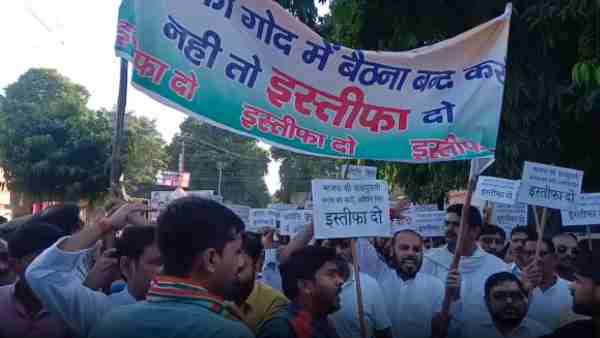 कार्यकर्ताओं ने किया प्रदर्शन