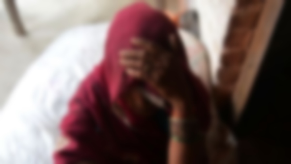 थाने के सामने लेटकर किया प्रदर्शन