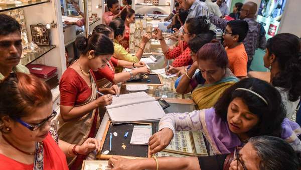 क्या सोने की कीमत में बंपर बढ़ोतरी है बिक्री घटने की वजह?