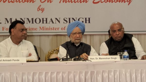 नई दिल्ली। पूर्व प्रधानमंत्री मनमोहन सिंह ने कहा है कि वो वीडी सावरकर के विरोधी नहीं हैं। वहीं जम्मू कश्मीर के 370 हटाने को लेकर उन्होंने कहा कि कांग्रेस ने इसका विरोध नहीं किया है। गुरुवार को मुंबई में एक प्रेस कॉन्फ्रेंस में कांग्रेस नेता ने कहा कि कांग्रेस वीर सावरकर के खिलाफ नहीं है। इंदिरा गांधी ने उनके नाम से पोस्टल स्टंप लॉच किया था। हम उनके खिलाफ नहीं बल्कि उनकी हिंदुत्व विचारधारा के खिलाफ हैं। महाराष्ट्र विधानसभा चुनाव के घोषणापत्र में बीजेपी ने सावरकर के लिए भारत रत्न दिए जाने की मांग की है। इसी पर पूर्व प्रधानमंत्री का ये बयान आया है। वहीं जम्मू कश्मीर से आर्टिकल 370 खत्म करने को लेकर उन्होंने कहा, कांग्रेस पार्टी ने अनुच्छेद 370 हटाए जाने वाले बिल का समर्थन किया। भाजपा सरकार सिर्फ विपक्ष पर दोष मढ़ने में जुटी है, समाधान ढूंढने में विफल है। लेकिन हमारा विश्वास है कि अगर कुछ बदलाव लाना है तो केवल 370 हटाना एक अस्थायी कदम होगा। कश्मीर की जनता के लोगों की इच्छाओं का ध्यान रखकर सारे कदम उठाए जाने चाहिए। जिस तरीके से इस फैसले को लागू किया गया हम उस तरीके का विरोध करते हैं। मनमोहन सिंह ने यहां कहा, महाराष्ट्र में भाजपा की सरकार पूरी तरह से फेल रही है, आर्थिक मंदी से सबसे ज्यादा महाराष्ट्र प्रभावित है। मुंबई में एक प्रेस कॉन्फ्रेंस में कांग्रेस नेता ने ये बात कही। उन्होंने कहा कि ये डबल इंजन की सरकार चलाने वाली भाजपा जिस गवर्नेंस मॉडल पर वोट मांगती है, उसमें वो पूरी तरह फेल रही है। पीएमसी बैंक घोटाला मामले को लेकर मनमोहन सिंह ने कहा, यह बहुत ही दुर्भाग्यपूर्ण है। मैं महाराष्ट्र के सीएम, पीएम और वित्त मंत्री से इस मामले पर ध्यान देने की अपील करता हूं। इससे प्रभावित हुए 16 लाख लोगों की शिकायतों का समाधान किया जाना चाहिए। मैं भारत सरकार, आरबीआई और महाराष्ट्र सरकार से अपेक्षा करता हूं कि वे एक साथ आकर इस मामले का व्यावहारिक और प्रभावी समाधान ढूंढेगे, बैंक के 16 लाख खाताधारक मामले में न्याय चाहते हैं और उनके साथ न्याय होना चाहिए। नई दिल्ली। पूर्व प्रधानमंत्री मनमोहन सिंह ने कहा है कि वो वीडी सावरकर के विरोधी नहीं हैं। वहीं जम्मू कश्मीर के 370 हटाने को लेकर उन्होंने कहा कि कांग्रेस ने इसका विरोध नहीं किया है। गुरुवार को मुंबई में एक प्रेस कॉन्फ्रेंस में कांग्रेस नेता ने कहा कि कांग्रेस वीर सावरकर के खिलाफ नहीं है। इंदिरा गांधी ने उनके नाम से पोस्टल स्टंप लॉच किया था। हम उनके खिलाफ नहीं बल्कि उनकी हिंदुत्व विचारधारा के खिलाफ हैं। महाराष्ट्र विधानसभा चुनाव के घोषणापत्र में बीजेपी ने सावरकर के लिए भारत रत्न दिए जाने की मांग की है। इसी पर पूर्व प्रधानमंत्री का ये बयान आया है। वहीं जम्मू कश्मीर से आर्टिकल 370 खत्म करने को लेकर उन्होंने कहा, कांग्रेस पार्टी ने अनुच्छेद 370 हटाए जाने वाले बिल का समर्थन किया। भाजपा सरकार सिर्फ विपक्ष पर दोष मढ़ने में जुटी है, समाधान ढूंढने में विफल है। लेकिन हमारा विश्वास है कि अगर कुछ बदलाव लाना है तो केवल 370 हटाना एक अस्थायी कदम होगा। कश्मीर की जनता के लोगों की इच्छाओं का ध्यान रखकर सारे कदम उठाए जाने चाहिए। जिस तरीके से इस फैसले को लागू किया गया हम उस तरीके का विरोध करते हैं। मनमोहन सिंह ने यहां कहा, महाराष्ट्र में भाजपा की सरकार पूरी तरह से फेल रही है, आर्थिक मंदी से सबसे ज्यादा महाराष्ट्र प्रभावित है। मुंबई में एक प्रेस कॉन्फ्रेंस में कांग्रेस नेता ने ये बात कही। उन्होंने कहा कि ये डबल इंजन की सरकार चलाने वाली भाजपा जिस गवर्नेंस मॉडल पर वोट मांगती है, उसमें वो पूरी तरह फेल रही है। पीएमसी बैंक घोटाला मामले को लेकर मनमोहन सिंह ने कहा, यह बहुत ही दुर्भाग्यपूर्ण है। मैं महाराष्ट्र के सीएम, पीएम और वित्त मंत्री से इस मामले पर ध्यान देने की अपील करता हूं। इससे प्रभावित हुए 16 लाख लोगों की शिकायतों का समाधान किया जाना चाहिए। मैं भारत सरकार, आरबीआई और महाराष्ट्र सरकार से अपेक्षा करता हूं कि वे एक साथ आकर इस मामले का व्यावहारिक और प्रभावी समाधान ढूंढेगे, बैंक के 16 लाख खाताधारक मामले में न्याय चाहते हैं और उनके साथ न्याय होना चाहिए।