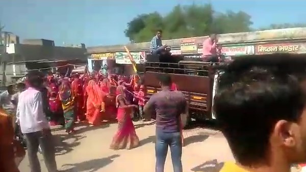 bees attack on dussehra jhanki at rajasthan, 60 people injured bees attack on dussehra jhanki at rajasthan, 60 people injured