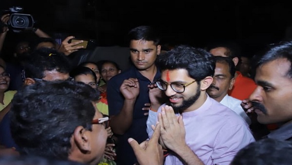 आदित्य ठाकरे ने केंद्र और फडणवीस सरकार को लिया आडे़ हाथों