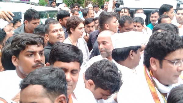 प्रियंका गांधी के साथ थे जितिन प्रसाद और प्रमोद तिवारी