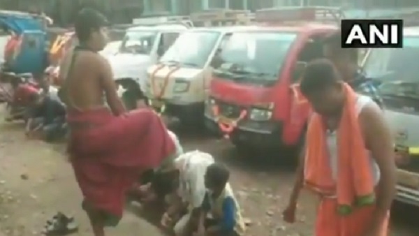 आशीर्वाद देने के तरीके पर बवाल