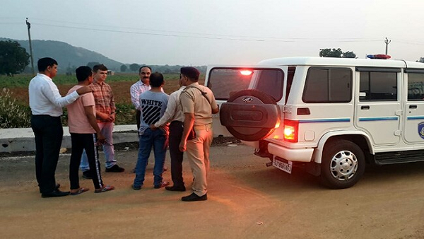 एक-दूसरे से बात करने के लिए अपने फोन का इस्तेमाल नहीं किया