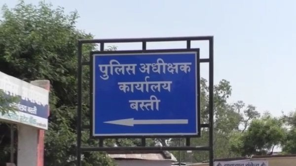 फिर महिला कांस्टेबल आ गईं