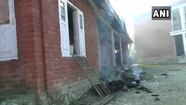 आतंकियों ने स्कूल में लगाई आग