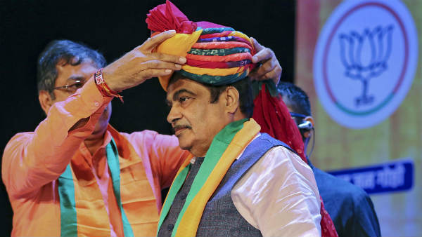 हम सब मिलकर चुनाव लड़ रहे हैं- गडकरी