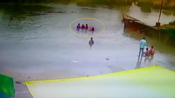 Live death: four girls drown in the river of raebareli, two bodies found Live death: four girls drown in the river of raebareli, two bodies found