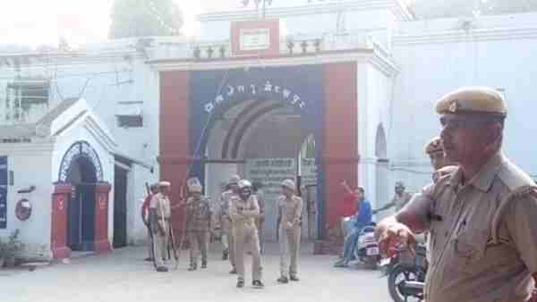 ruckus in Gorakhpur district jail by Prisoners ruckus in Gorakhpur district jail by Prisoners