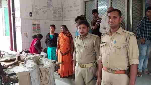 police constable taken patient man to the hospital in gorakhpur police constable taken patient man to the hospital in gorakhpur