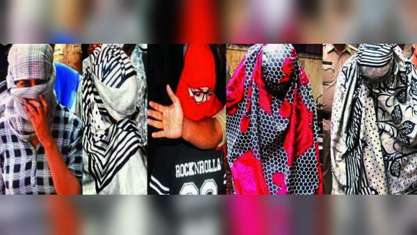 बैंक खाते व लॉकर जब्त