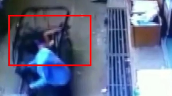Child falls from second floor, lands on seat of moving rickshaw in Tikamgarh madhya pradesh Child falls from second floor, lands on seat of moving rickshaw in Tikamgarh madhya pradesh