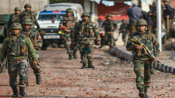 Jammu & Kashmir: पुलवामा में सुरक्षाबलों पर आतंकी हमला, सर्च ऑपरेशन जारी Jammu & Kashmir: पुलवामा में सुरक्षाबलों पर आतंकी हमला, सर्च ऑपरेशन जारी