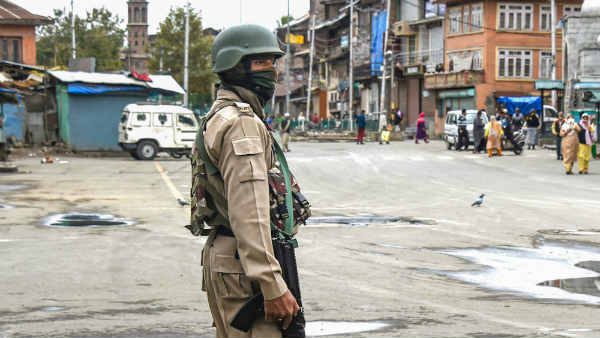 एक ही कमरे में रहते थे 8 मजदूर