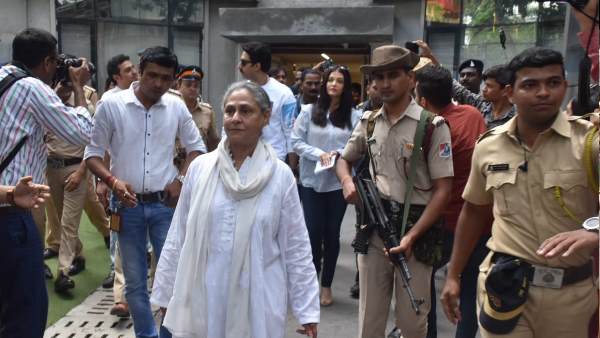 पुलिस सुरक्षा के बीच गाड़ी तक ले जाया गया