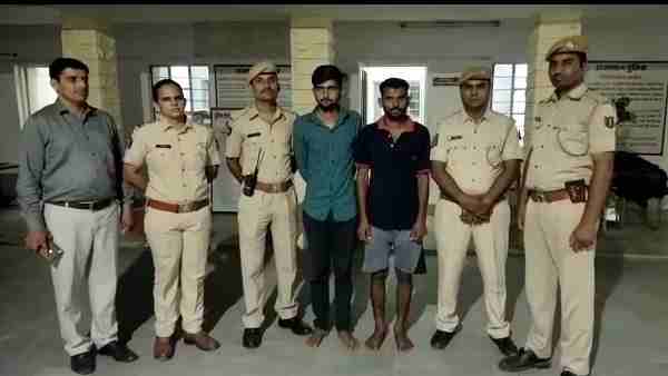 पुलिस ने कई जगह दी दबिश
