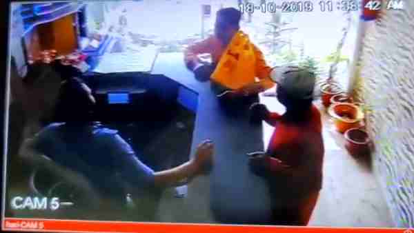 घरवालों को कॉल कर पैसों का इंतजाम करने को कहा था