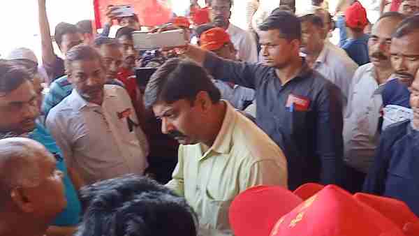 Protest against Tejas Express started in Kanpur Protest against Tejas Express started in Kanpur