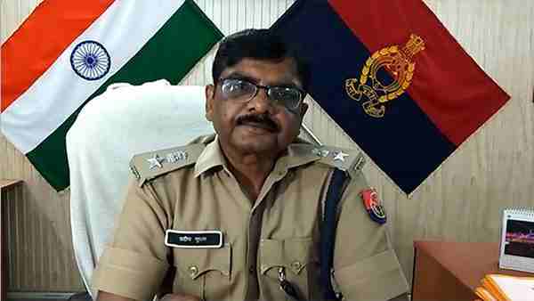 Father physical attack his two daughters in Kaushambi Father physical attack his two daughters in Kaushambi