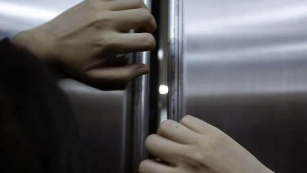 lift, trapped, death lift, trapped, death