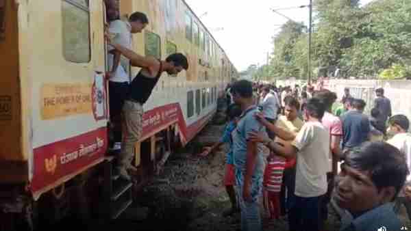 Two coaches of Lucknow-Anand Vihar double decker train derail near Moradabad Two coaches of Lucknow-Anand Vihar double decker train derail near Moradabad