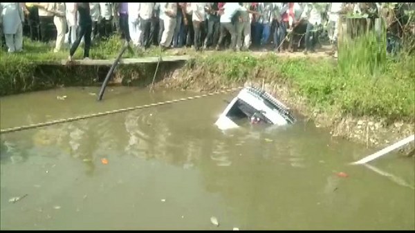 school-van-filled-with-children-collapsed-in-the-well-in-shajapur school-van-filled-with-children-collapsed-in-the-well-in-shajapur