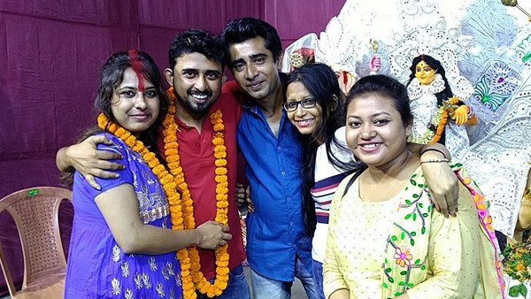 घुटनों पर बैठकर किया प्रपोज