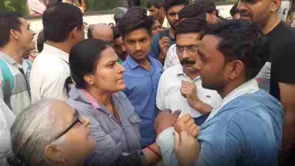 Woman beat roadways bus driver on the middle road in Meerut Woman beat roadways bus driver on the middle road in Meerut
