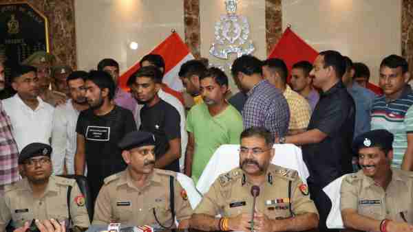 लूटे मोबाइल को बेचने के लिए खोले शोरूम