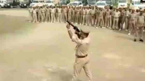 Police fails to fire tear gas during mock drill to train about 100 police personnel in Ballia Police fails to fire tear gas during mock drill to train about 100 police personnel in Ballia