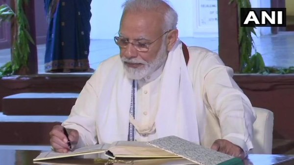 PM Modi penned his thoughts in visitors book tour of Sabarmati Ashram on Gandhis birth anniversay PM Modi penned his thoughts in visitors book tour of Sabarmati Ashram on Gandhis birth anniversay