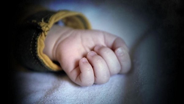 Helpless Woman give birth to baby girl on hospital gate Helpless Woman give birth to baby girl on hospital gate