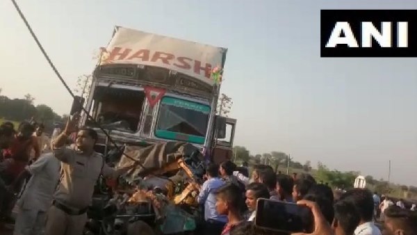 6 people died in a collision between a truck and an auto rickshaw in Shivpuri 6 people died in a collision between a truck and an auto rickshaw in Shivpuri