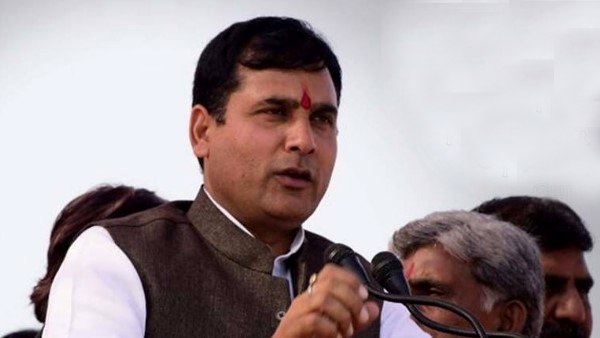 बेड पार्टनर बनाकर दिखा रहे आपत्तिजनक दृश्य