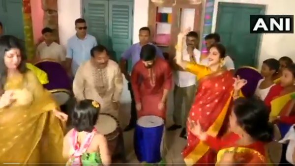 रविवार को पति के साथ हुई थी शामिल