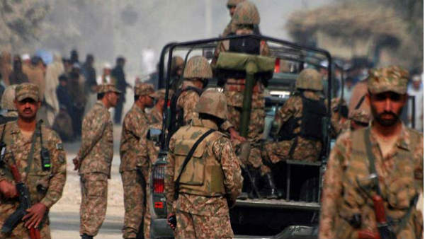 आतंकियों को पाकिस्तानी सेना ने दी अपनी वर्दी