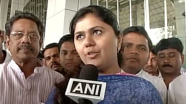 Pankaja Munde fainted while addressing a campaign rally at Parli in Beed Pankaja Munde fainted while addressing a campaign rally at Parli in Beed