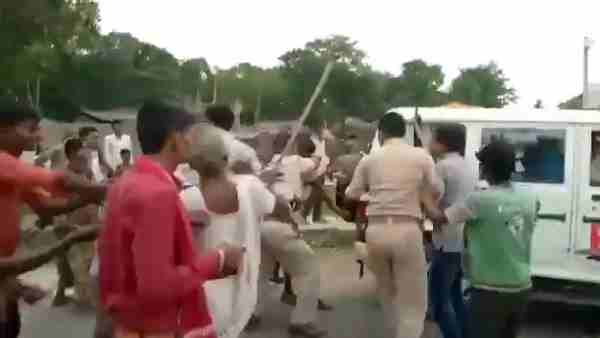 mob beat policeman In Supaul mob beat policeman In Supaul