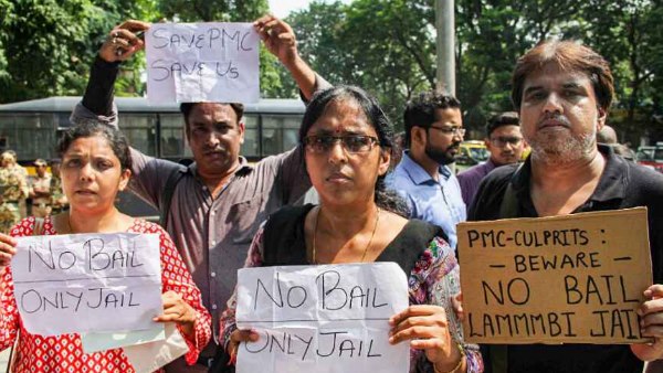 PMC Bank Customers Gather Outside Mumbai Court, Attack Vehicles PMC Bank Customers Gather Outside Mumbai Court, Attack Vehicles