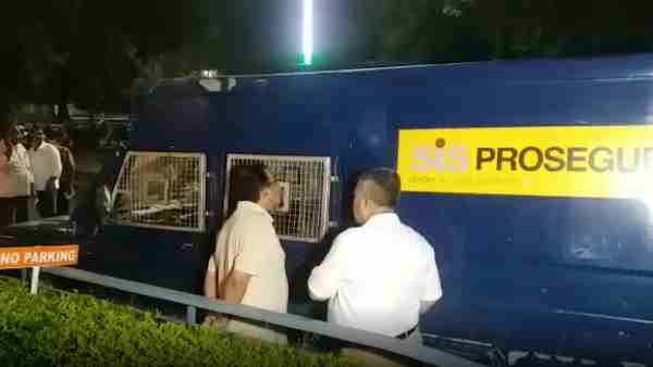 1.60 crore rupees stolen from ATM Cashman in Prayagraj 1.60 crore rupees stolen from ATM Cashman in Prayagraj