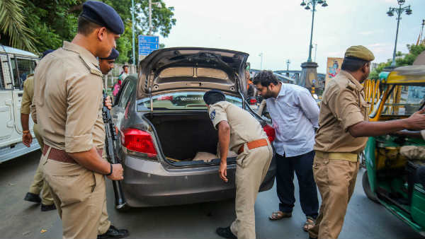 सर्च ऑपरेशन में सेवा से अलग हो चुके गनमैन भी शामिल