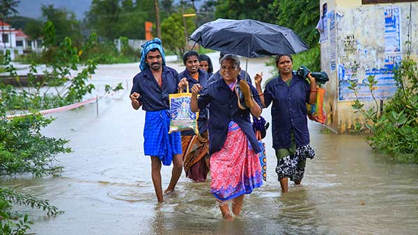 भारी बारिश का असर यातायात पर