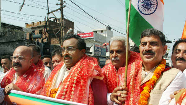 नेताओं के कुछ और दिन हिरासत में रखने के संकेत