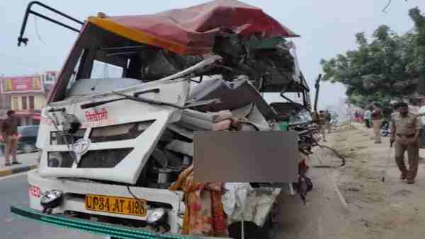 Three people died in a road accident in Sant Kabir Nagar Three people died in a road accident in Sant Kabir Nagar