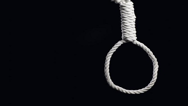 एक सीनियर और 6 अन्य सहकर्मियों पर फोन टैप करने का आरोप