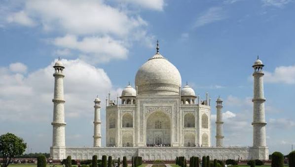 पर्यटक आगरा में वापस आएं