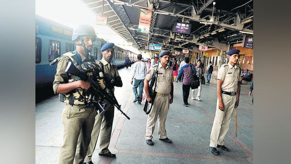 गुजरात पुलिस भी चौबीसों घंटे गश्त कर रही