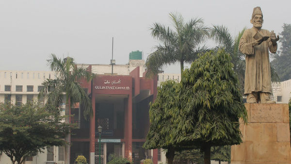 Jamia Millia यूनिवर्सिटी में जमकर हुई मारपीट-तोड़फोड़ Jamia Millia यूनिवर्सिटी में जमकर हुई मारपीट-तोड़फोड़